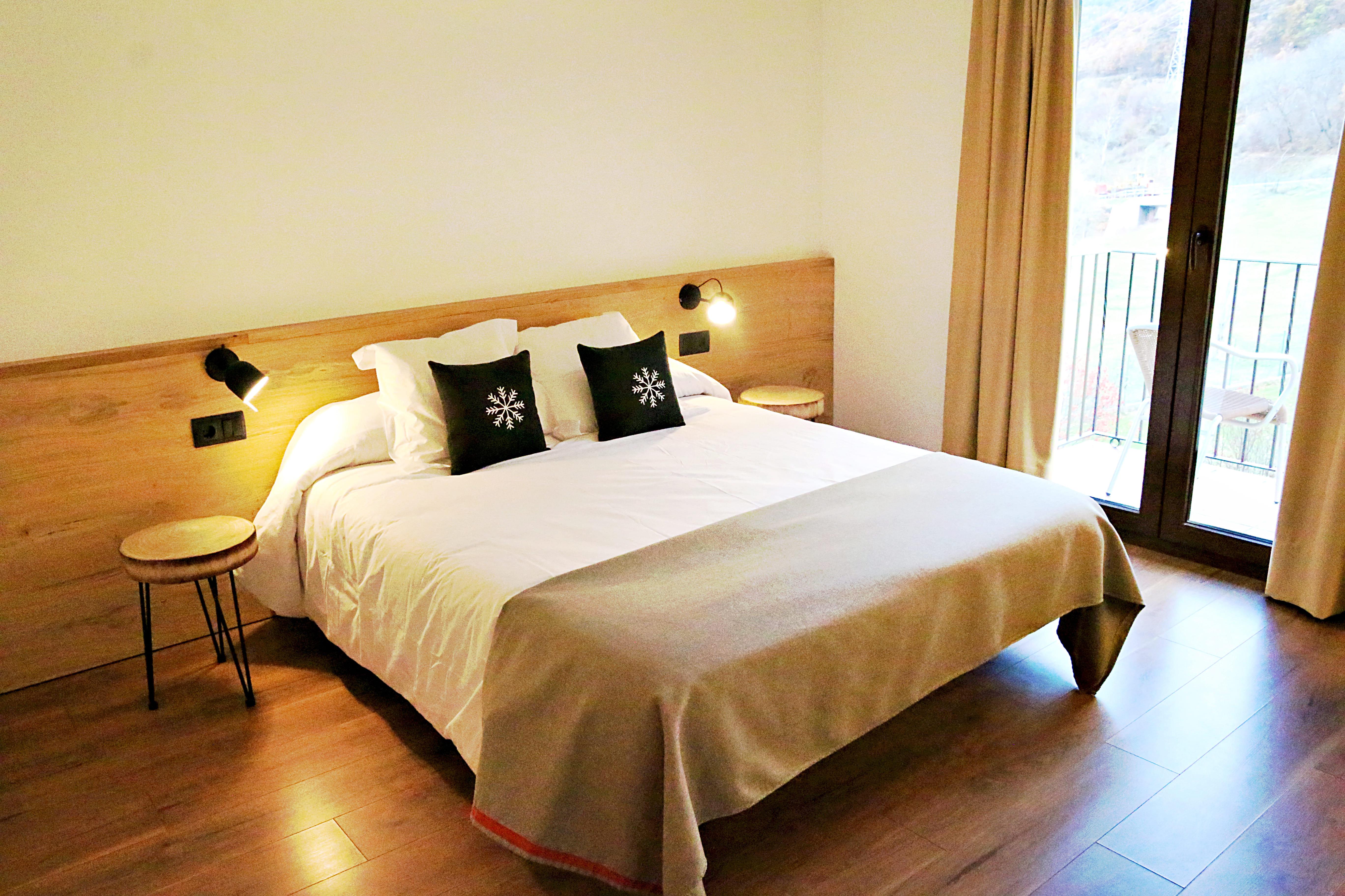 Valencia D'Aneu Hotel Lo Paller מראה חיצוני תמונה